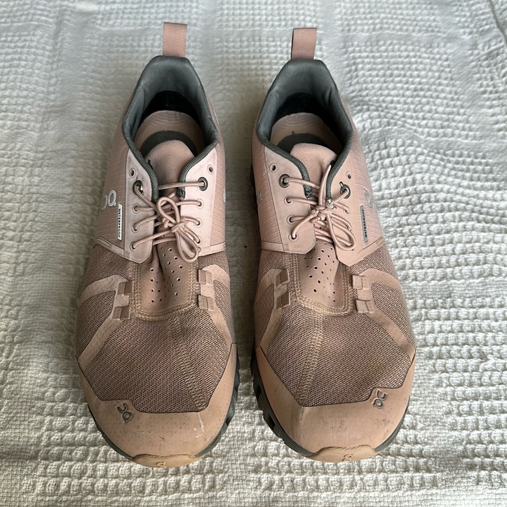 Swiss On Cloud waterproof shoes, size 11.
